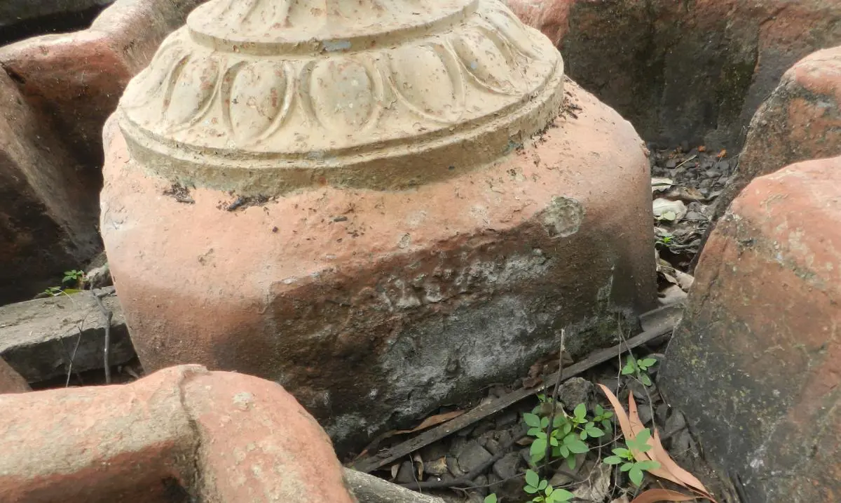 Detalle del pedestal con vestigios de una placa, 2021 � Carlos Z�rate