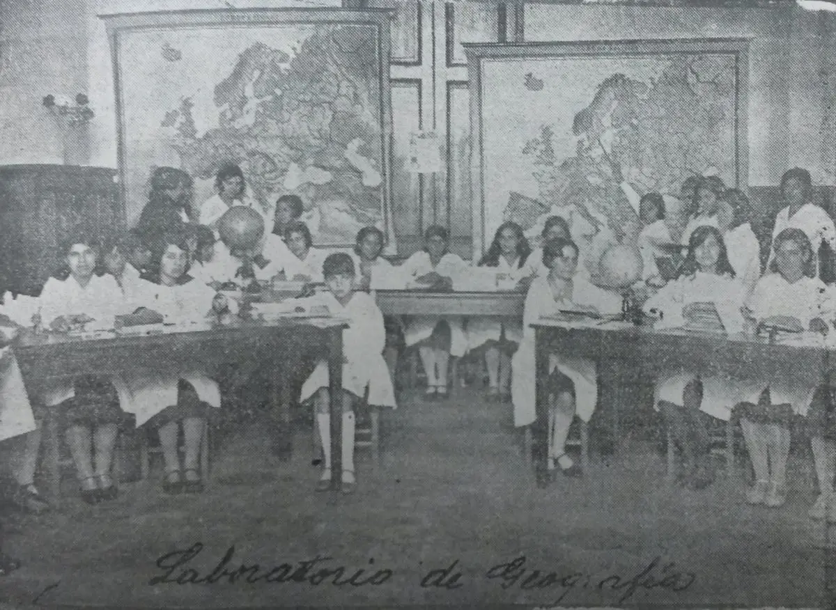 Laboratorio de Geograf�a en la Escuela Brasil, 1930. Cortes�a