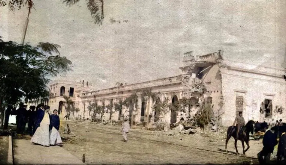 Cuartel de Policía luego de uno de los tantos golpes de Estado. Al fondo, la casa de Cantalicio Guerrero, 1908. Fuente: Paraguay de antes