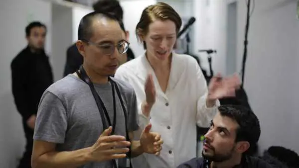 Apichatpong Veerasethakul y Tilda Swinton en plano trabajo (Sensacine)
