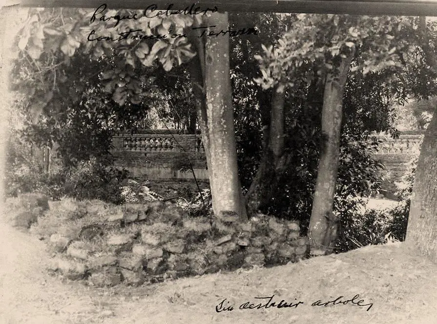 Construcci�n de la terraza del Parque Caballero, 1926. Texto de pu�o y letra del intendente Miguel �ngel Alfaro: &ldquo;sin destruir �rboles&rdquo;. Archivo Eduardo Alfaro
