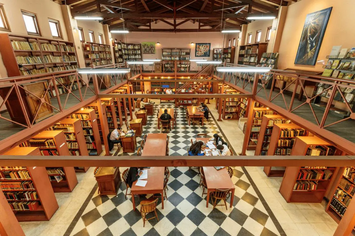 Biblioteca Augusto Roa Bastos. Cortes�a