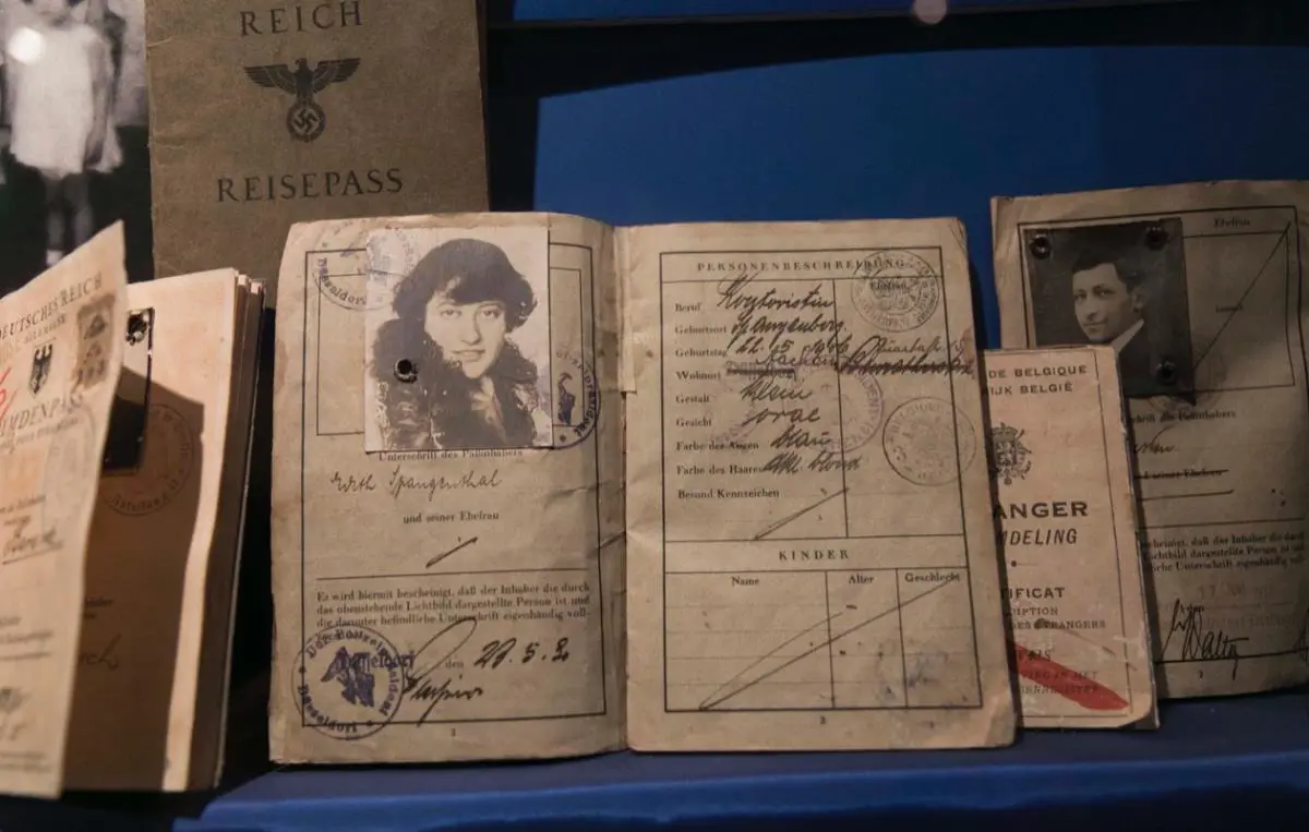 Sala Azul o Sala de la Esperanza. Pasaportes y visas de inmigrantes jud�os � Laura Mandelik