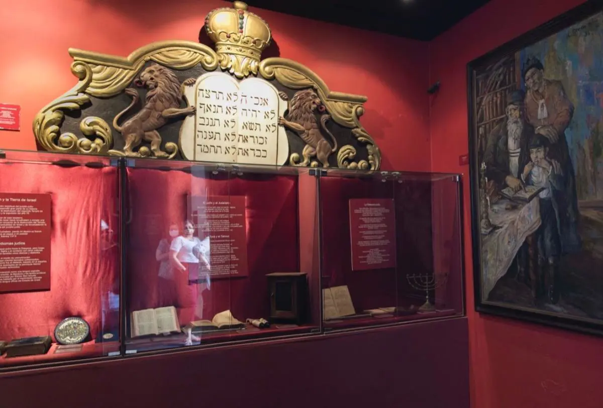 Sala Roja. Objetos de la ritual�stica jud�a � Laura Mandelik