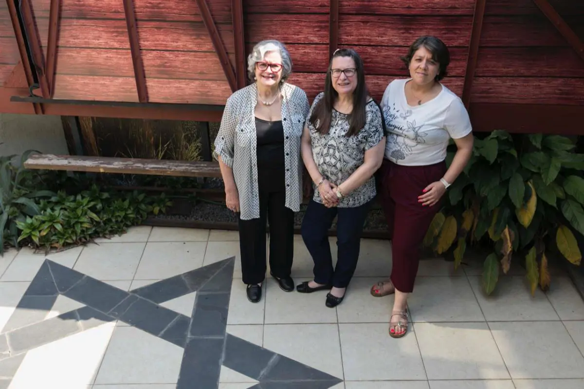 Ruth Kaplan de Kohan, M�nica Strupp-Schvartzman y Romina Burgos Mancini junto a imagen que evoca los trenes del Holocausto � Laura Mandelik