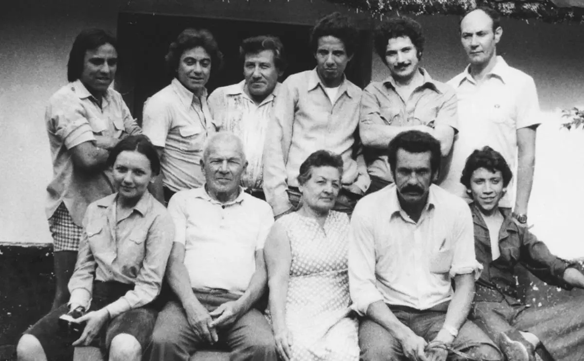 emAty �e'?:�/emRaquel Rojas, Alcibiades Gonz�lez Delvalle y Jorge Br�tez. Antonio y Emiliano Gonz�lez, Arturo Pereira, Ram�n del R�o, Tony Carmona y Alejo Pessoa � Yiya Gunsett, 1976