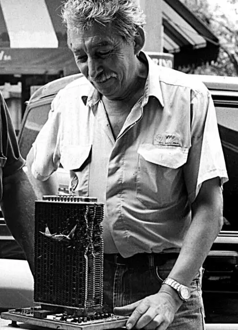 El artesano Pablo Luces Contreras con su objeto antes de ser terminado, 2003. Cortes�a Justo Pastor Arredondo
