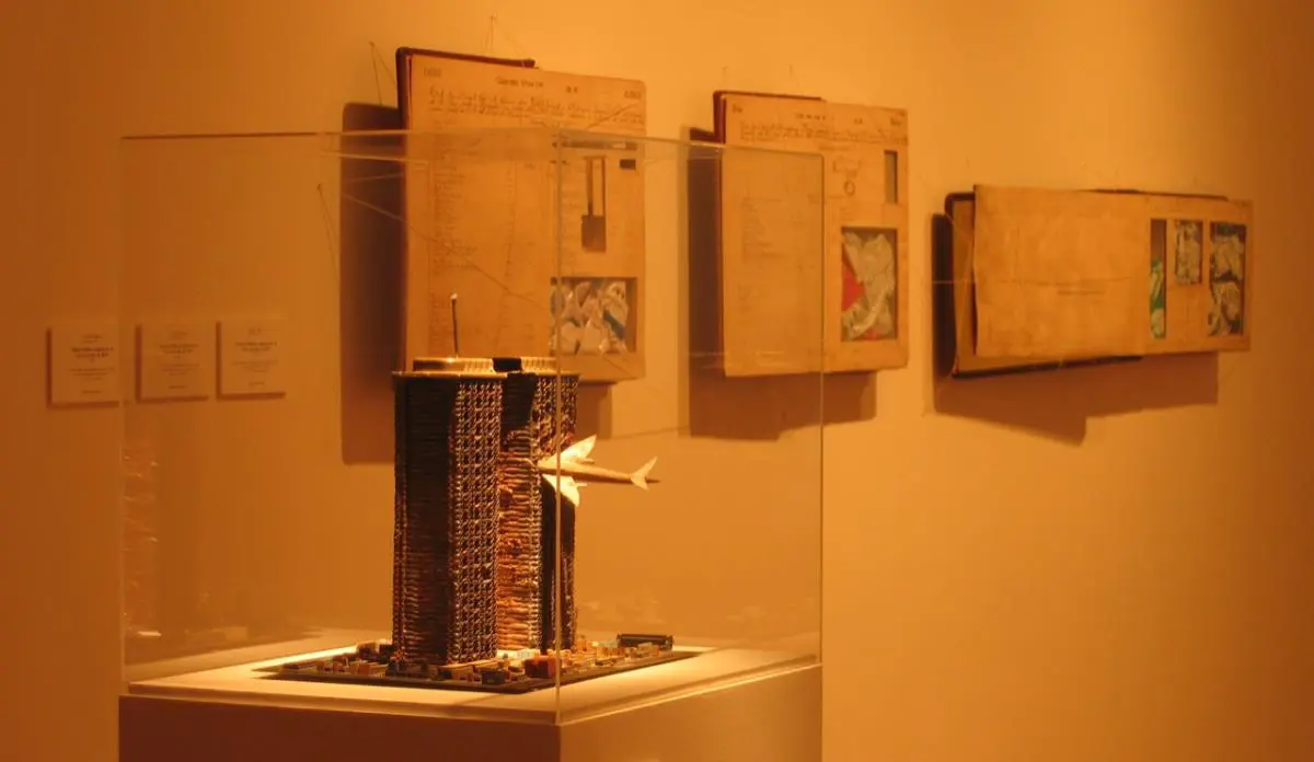 Osvaldo Salerno. emLas Torres Gemelas/em, 2004-2005, materiales diversos, 33 x 34 x 25 cm. MAVI, Santiago de Chile, 2005. Cortes�a