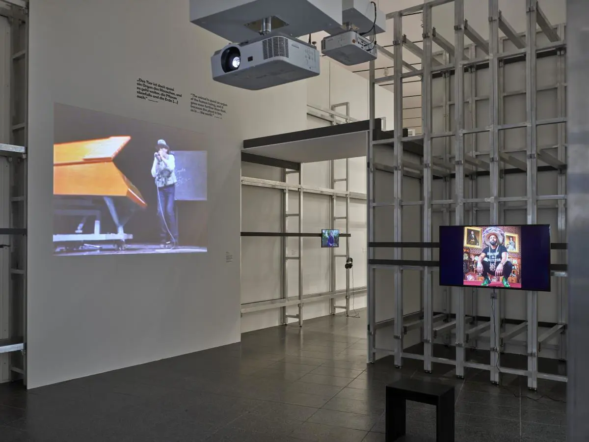 emTodo ser humano es un artista. Ejercicios cosmopol�ticos con Joseph Beuys/em, Kunstsammlungen Nordrhein-Westfalen, D�sseldorf, 2021. Vista de sala. Foto: Achim Kukulies