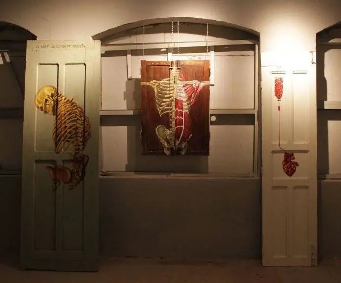 Anna Scavone. emPuerta con esqueleto/em, 2021. �leo sobre puerta de madera. Cortes�a