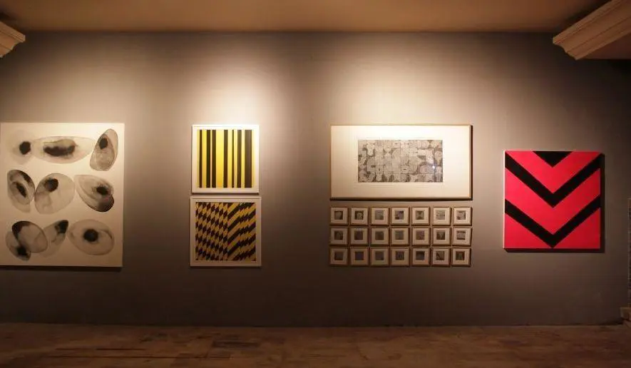 Vista de sala. Obras de Antonella Fern�ndez, Bettina Brizuela y Orduval Zarratea. Cortes�a