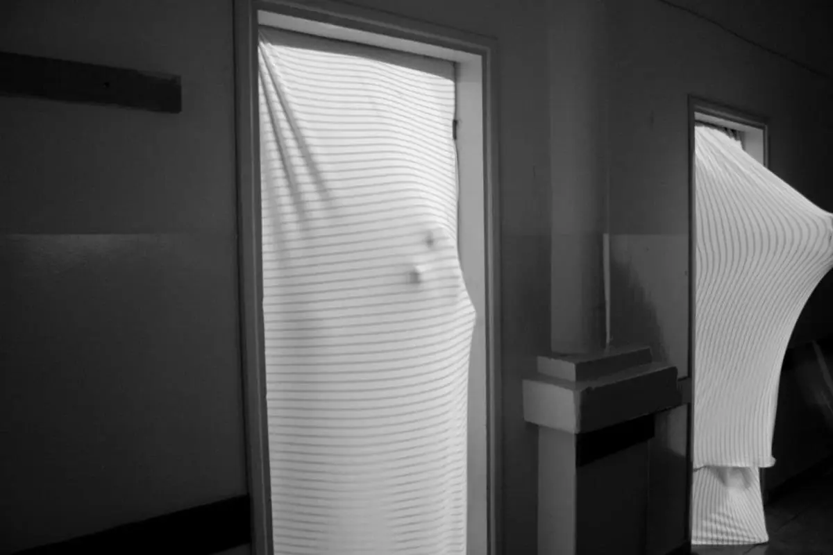 Teresita Gonz�lez, registro de la intervenci�n art�stica emMe duele no me duele/em, de Natalia Antola, 2012-13. Cortes�a
