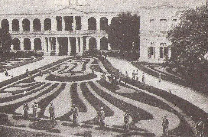 Jardines del Palacio de L�pez tras los sucesos del 23 de octubre. Cortes�a