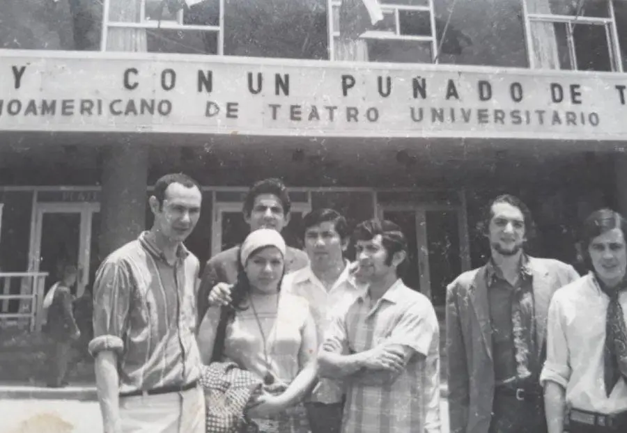 Grupo del TVP ante la marquesina del emTeatro Los Fundadores/em, Manizales, Colombia. Septiembre, 1971