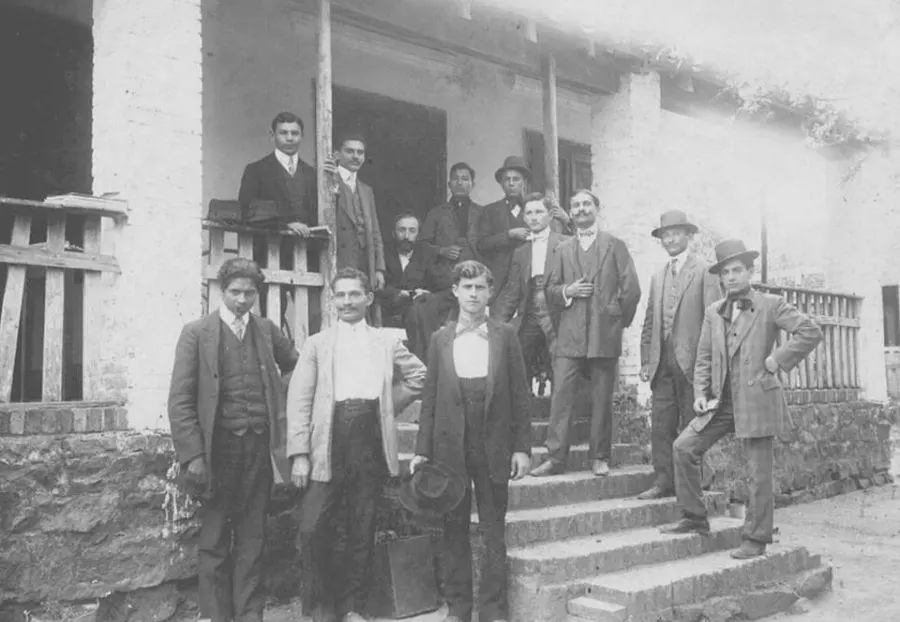 Barrett, sentado, rodeado de sindicalistas y amigos en San Bernardino en 1910, ya muy enfermo �rafaelbarrett.org