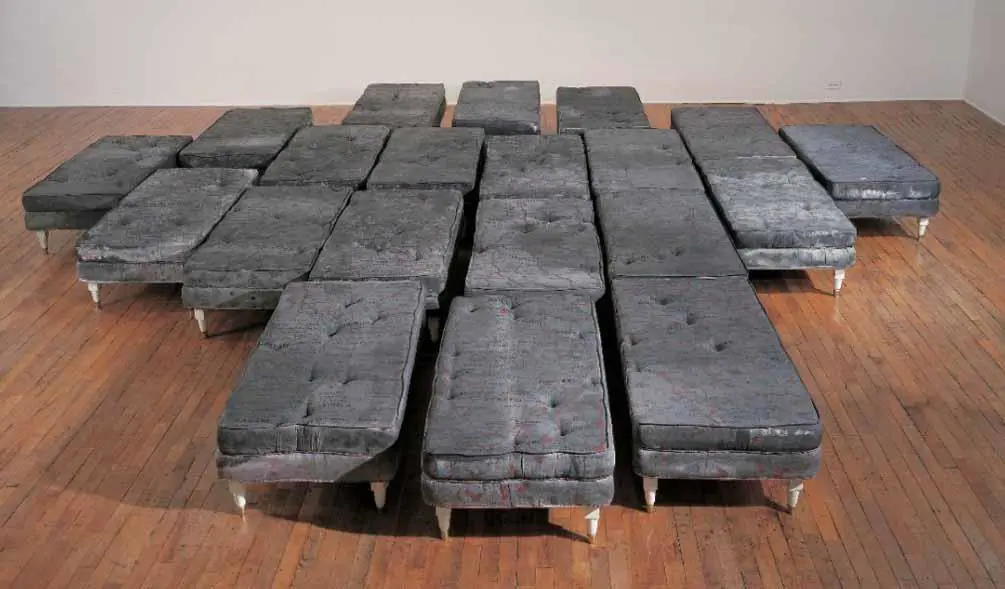 Guillermo Kuitca. emSin t�tulo/em, 1992. 20 camas, colchones de algod�n, botones, acr�licos y rotuladores � Tate Modern, Londres/O. Cowling. Cortes�a