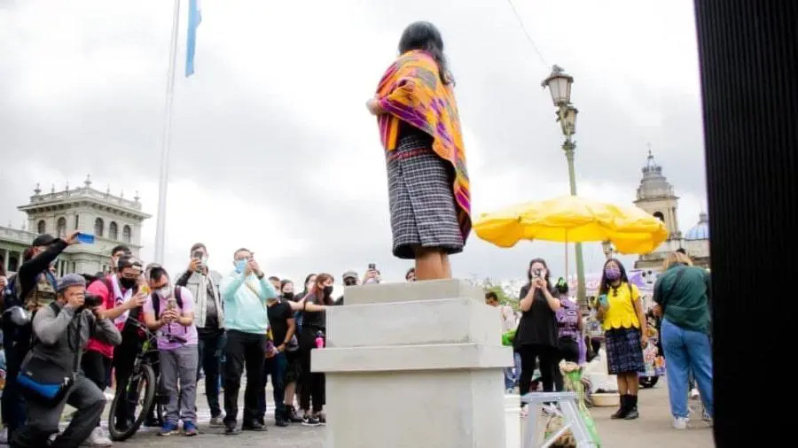 emPerformance/em emMonumento Vivo. /emMarilyn Boror, Ciudad de Guatemala, 2021. Foto cortes�a: Bienal en Resistencia.