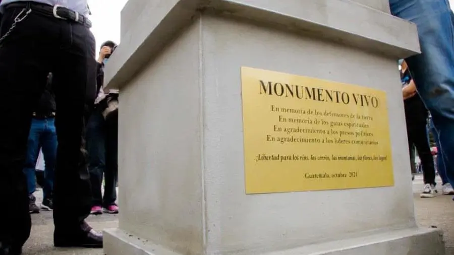emPerformance Monumento Vivo/em. Marilyn Boror, Ciudad de Guatemala, 2021. Foto cortes�a: Bienal en Resistencia.