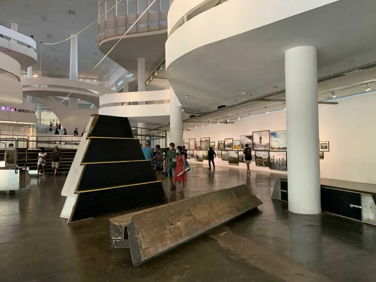 Marissa Lee Benedict, David Rueter y Daniel de Paula (Estados Unidos). emDeposici�n/em, 2018. Instalaci�n. Al fondo, fotos de Mauro Restiffe (Brasil). 34� Bienal de S�o Paulo, 2021 � Luis Vera