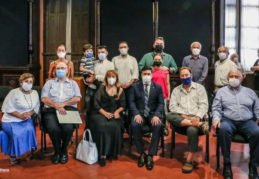 La familia Gondra junto al ministro de Cultura, Rub�n Capdevila. Cortes�a