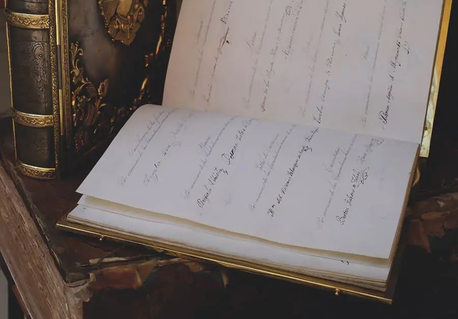 Libro de Oro. Cortes�a Tiempo de Historia.