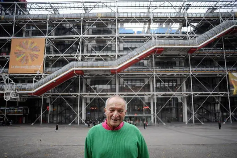 Richard Rogers frente al Centro Georges Pompidou, Par�s. Cortes�a