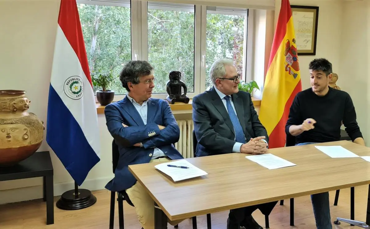 Juan Pan-Montojo, director del Departamento de Historia Contempor�nea de la UAM; Ricardo Scavone Yegros, embajador de Paraguay en Espa�a, y Eduardo Tamayo Belda, historiador.