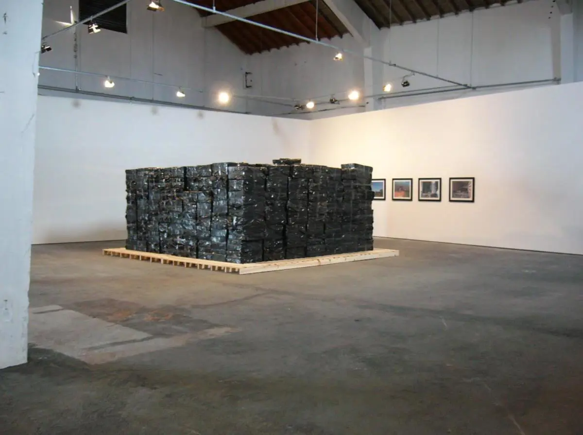 Aníbal López, em500 caixas vazias contrabandeadas do Paraguai ao Brasil/em. Instalación, Bienal del Mercosur, Porto Alegre, 2007 © Ticio Escobar