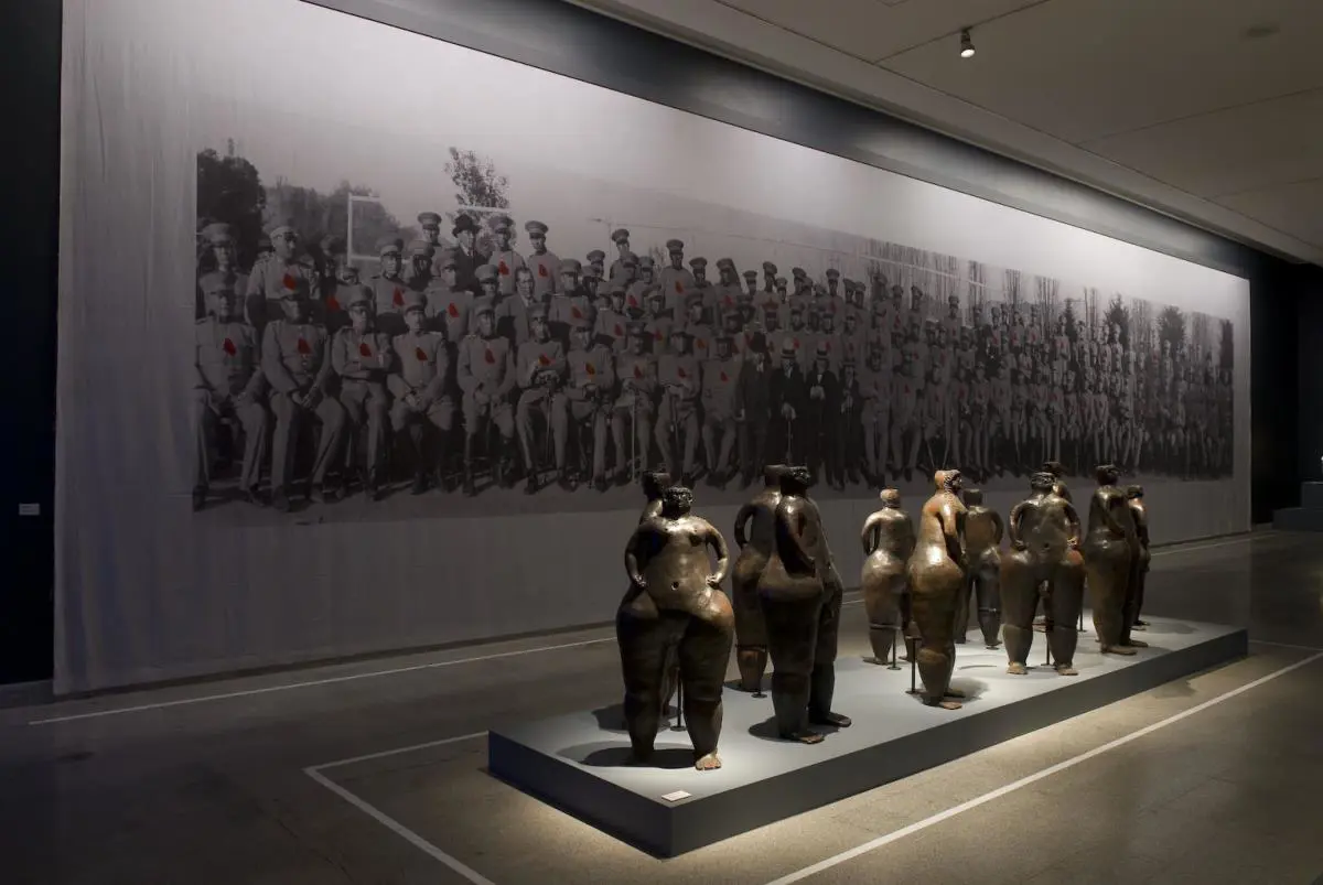 Obras de Joaquín Sánchez y Ediltrudis Noguera, Centro Cultural La Moneda, Trienal de Chile, 2009. Cortesía