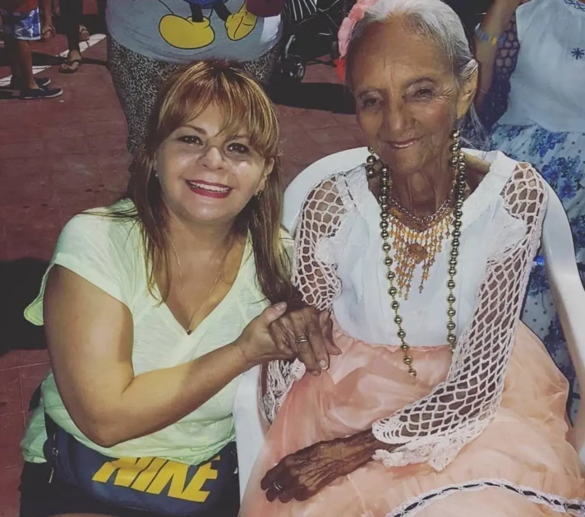 Liliana Segovia y Do�a Nena. Cortes�a