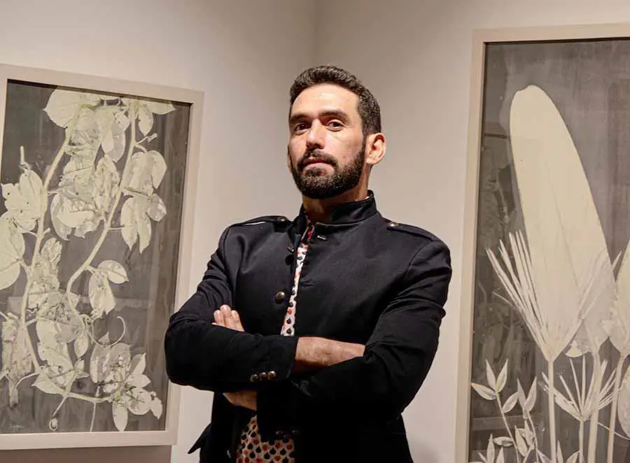 Luvier Casali, junto a obras de la serie em�smosis/em. Cortes�a