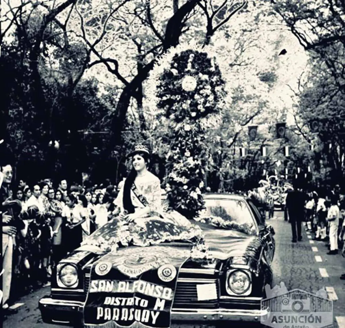 Desfile en el Parque Caballero. 