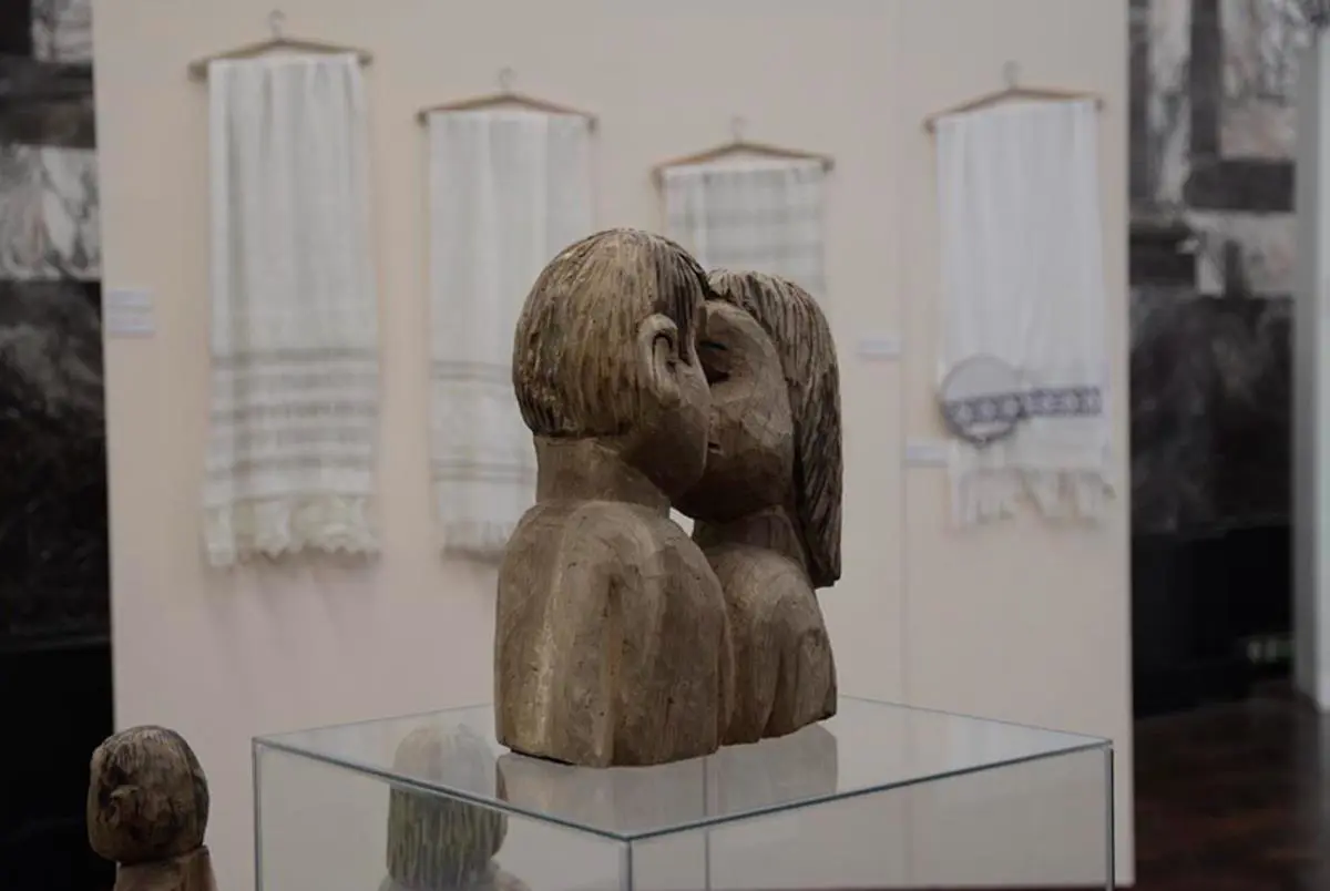 Jos� y Gabriel Escobar, emBeso/em, talla en madera, 2015. � Sebasti�n Joel Vargas