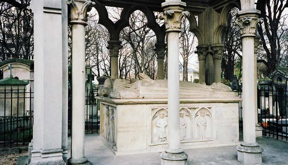 Tumba de Abelardo y Eloísa. Cementerio de Père Lachaise, París. Cortesía