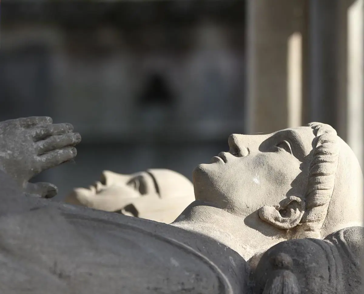 Detalle de la tumba de Abelardo y Eloísa. Cementerio de Père Lachaise, París. Cortesía