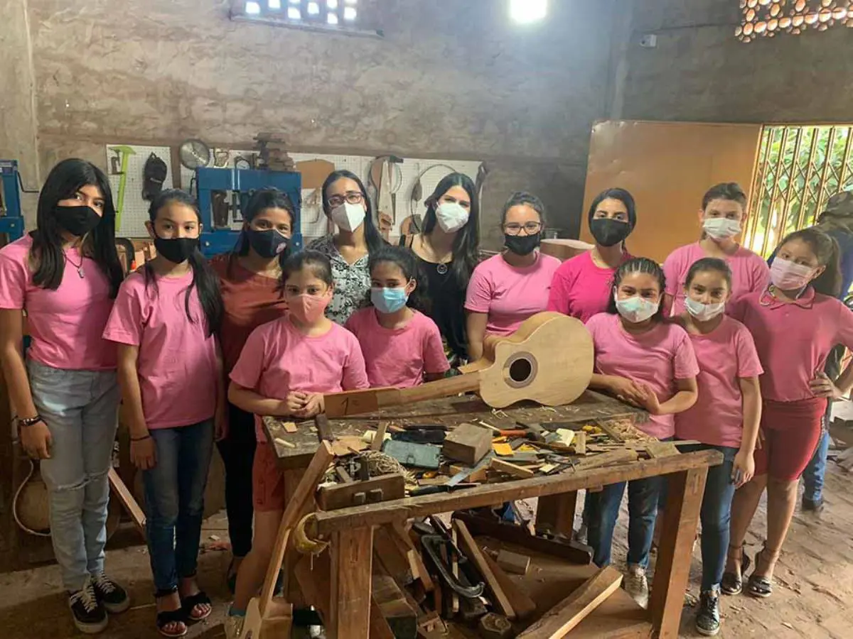 emEl requinto en manos de ni�as. /emBorja Luthiers. Cortes�a
