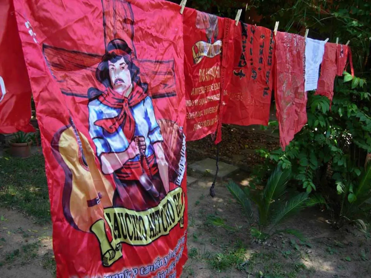 Banderas del Gauchito Gil, Centro Cultural del Lago (Aregu�). Cortes�a