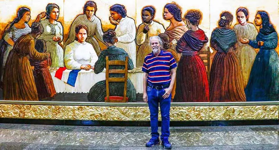 Koki Ruiz ante el mural en homenaje a las mujeres paraguayas. Cortes�a