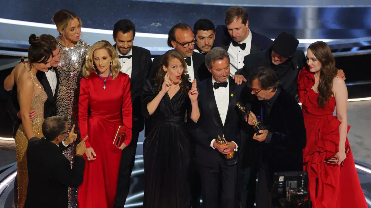 Productores y equipo de CODA, al recibir el Oscar a la mejor película. Cortesía