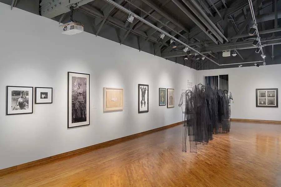 Vista de sala. Obras de Osvaldo Salerno y Claudia Casarino al centro. Ofstudio. Cortes�a MOLAA
