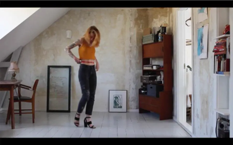Ana Baumann, emRouge/em, 2020-2021. Captura de video. Instalaci�n multicanal de video-performance, sonido. Cortes�a de la artista