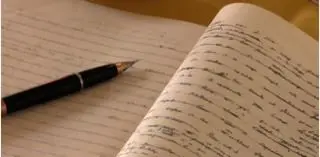 La escritura de Bernanos. Captura del filme emGeorges Bernanos, histoire d'un homme libre /em(2019).