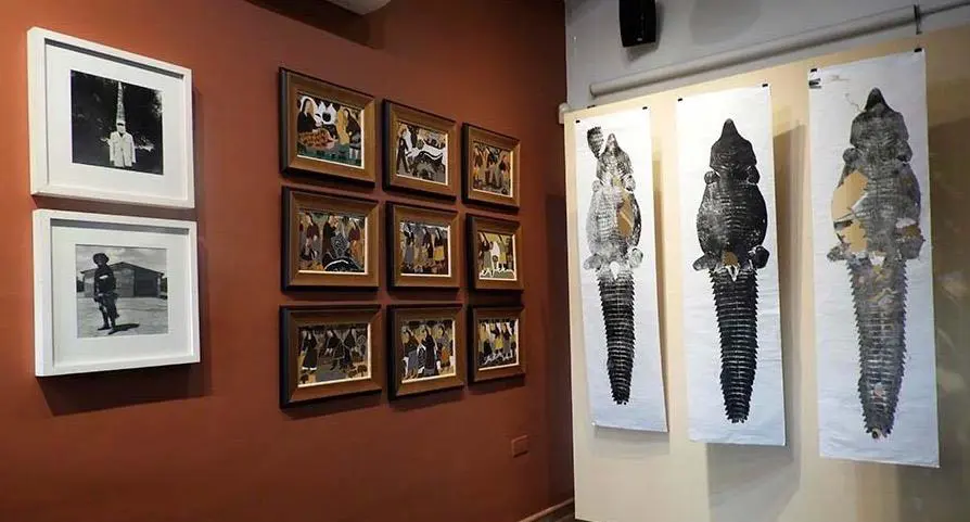 Im�genes de Javier Medina Verdolini (de la serie emArete Guasu/em), pinturas de Osvaldo Pitoe (emCayim O Clim,/em Chaco paraguayo) y piezas de Carlo Spatuzza (de la serie emEntre c�scaras, pirecas y otra yerbas/em). Cortes�a