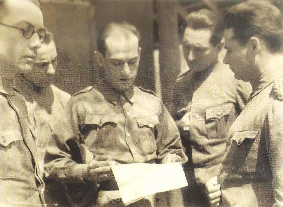Carlos Pastore (centro) en la Guerra del Chaco. A la derecha, el mariscal Jos� F�lix Estigarribia. Archivo Rafael Mariotti (Asociaci�n Cultural Mandu'ar�)