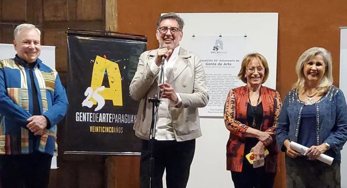 Ceremonia de los Premios Gente de Arte 2022. William Paats, Alicia Perito y Malola Echauri, presidentes de GdA, junto a F�lix Toranzos (centro), director de la Manzana de la Rivera. Cortes�a GdA