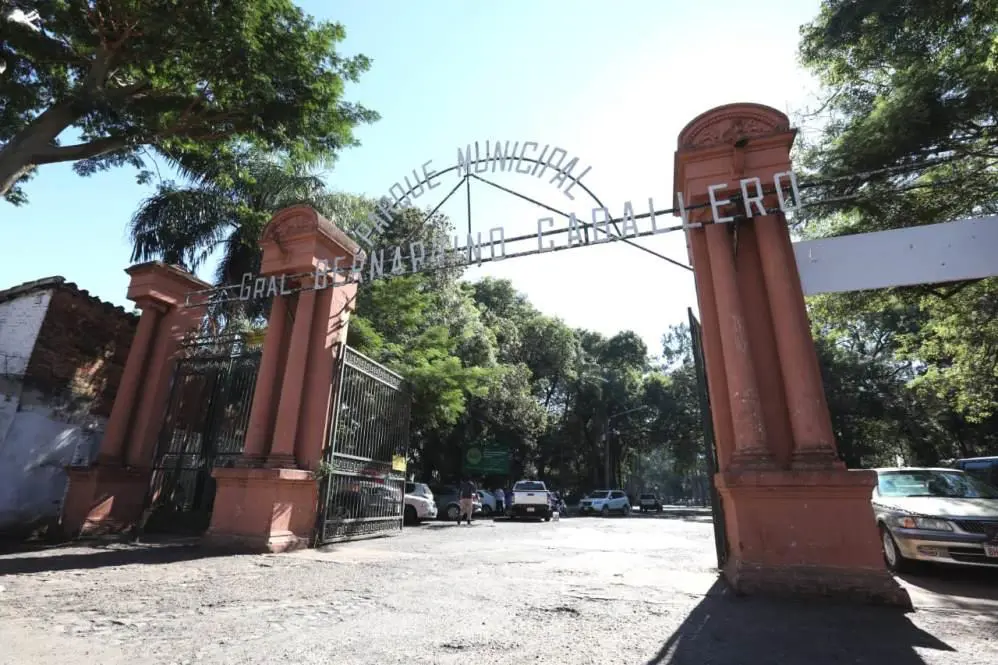 Entrada del Parque Caballero de Asunci�n. Cortes�a