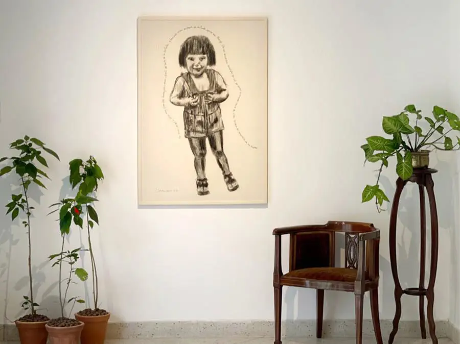 Claudia Casarino, emAeropuerto/em, 2022. Dibujo a carbonilla y lápiz de ojos. Cortesía