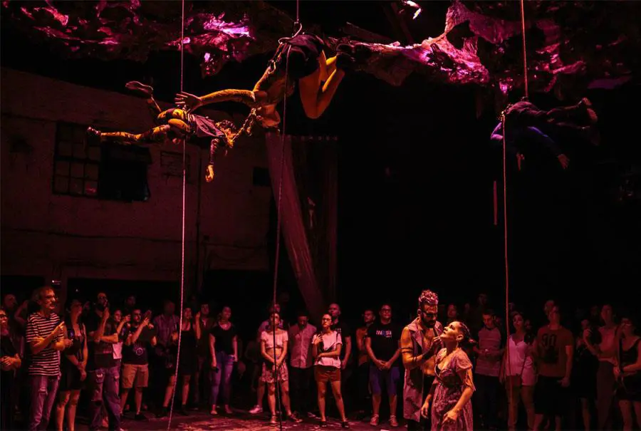 Nhi-Mu Teatro A�reo. Cortes�a