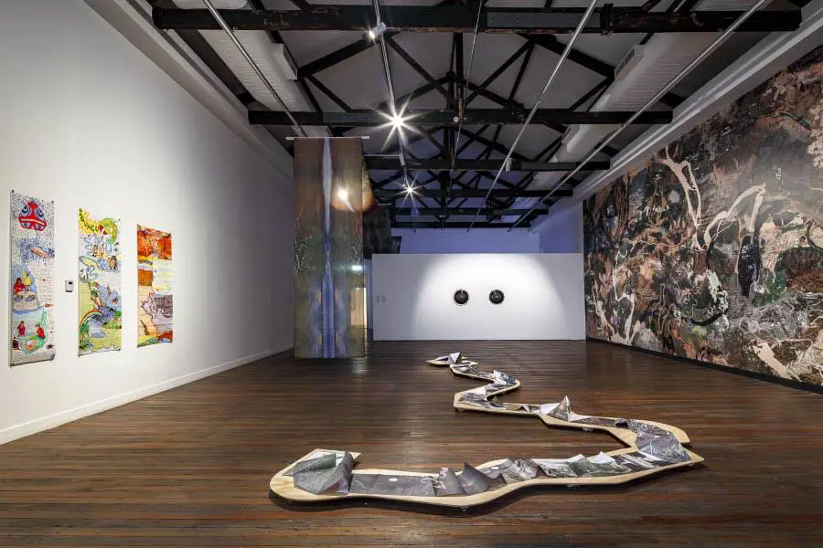 23� Bienal de Sidney. Carolina Caycedo, emElwha,/em 2016; emIgua�u,/em 2016; emPisisbaiya,/em 2017; emWanaawna Meets Salty Waters,/em 2019; emSerpent River Book/em y emSerpent Table,/em 2017; emFrom the Bottom of the River,/em 2020 y emYuma, or the Land of Friends/em, 2021 (detalle). Cortes�a de la artista. National Art School, Australia (Document Photography)