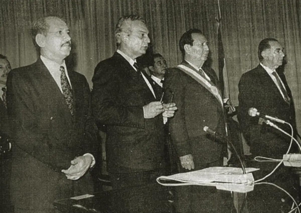 Jura de la Constituci�n, junio 1992. Jos� Antonio Moreno Ruffinelli (presidente de la C�mara de Diputados), Gustavo D�az de Vivar (presidente del Congreso Nacional), Andr�s Rodr�guez (presidente de la Rep�blica) y Jos� Alberto Correa (presidente de la Corte Suprema de Justicia). Archivo